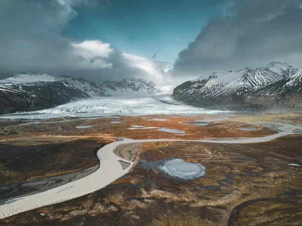 Lodowiec Vatnajokull antenowe drone obraz z ulicy autostrady i chmury i błękitne niebo. Dramatyczne zimowa scena Parku Narodowego Vatnajökull, Islandia, Europy. Piękno przyrody koncepcji tło. — Zdjęcie stockowe