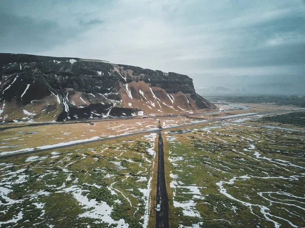 Fotografía aérea de montaña y ringroad en iceland con musgo verde y nieve —  Fotos de Stock