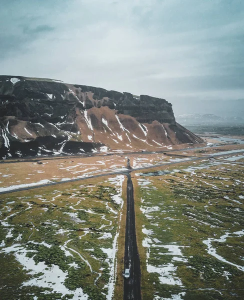 Fotografia aérea de montanha e rodovia na Islândia com musgo verde e neve — Fotografia de Stock