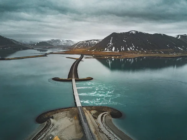 Luchtfoto van weg 1 in IJsland met brug over de zee in Snaefellsnes schiereiland met wolken, water en berg op de achtergrond — Stockfoto