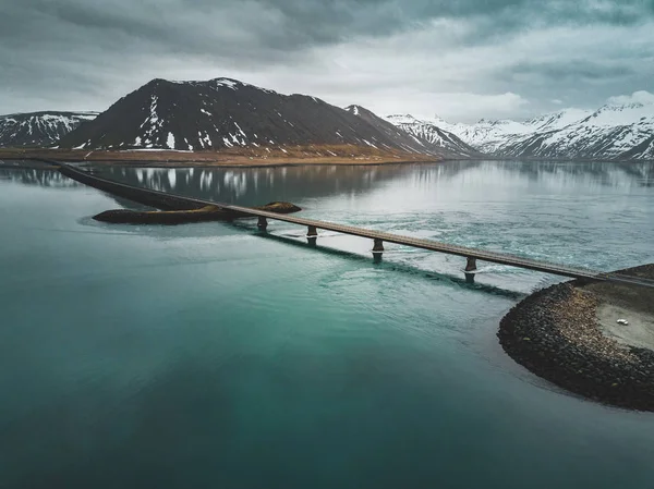 Aerial view of road 1 in iceland with bridge over the sea in Snaefellsnes félsziget a felhők, víz és hegy a háttérben — Stock Fotó