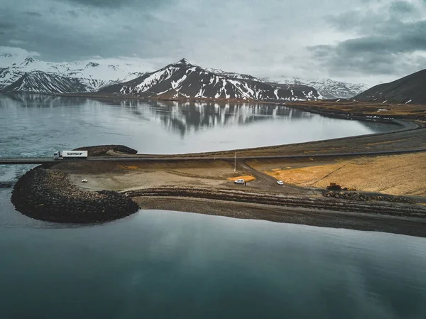 Vue aérienne de la route 1 en Islande avec pont sur la mer dans la péninsule de Snaefellsnes avec nuages, eau et montagne en arrière-plan — Photo