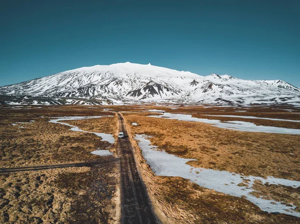 Drone антена фото порожній кинути дорожнього шляху до величезних вулканічні гори Snaefellsjokull на відстані, поблизу Національного парку Snaefellsjokull, Ісландія. — стокове фото
