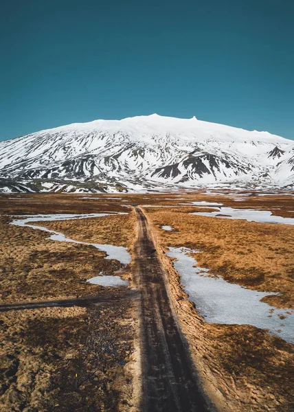 巨大な火山山 Snaefellsjokull 国立公園は、アイスランドの近くの距離で Snaefellsjokull に向かって空終了道路の空中ドローン写真. — ストック写真