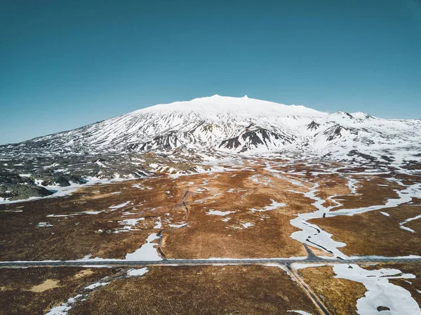 Büyük bir volkanik dağ Snaefellsjokull Snaefellsjokull ulusal park, İzlanda yakın mesafe doğru boş çıkış yol yol hava uçak fotoğrafı.