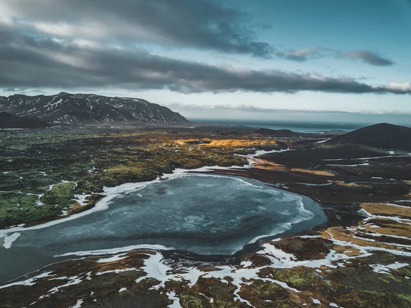 Foto aérea de un dron de un lago vacío una enorme montaña volcánica Snaefellsjokull en la distancia, Reykjavik, Islandia . —  Fotos de Stock