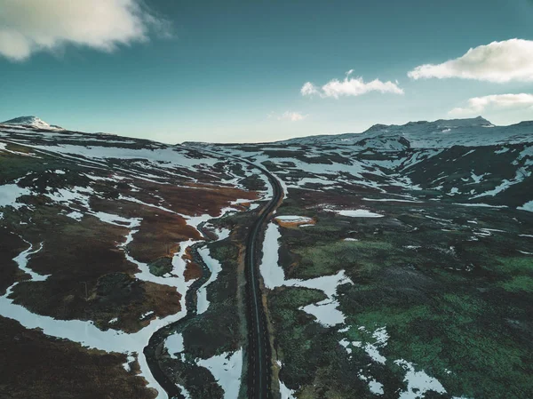 Photo aérienne d'un drone d'un lac vide une énorme montagne volcanique Snaefellsjokull au loin, Reykjavik, Islande . — Photo