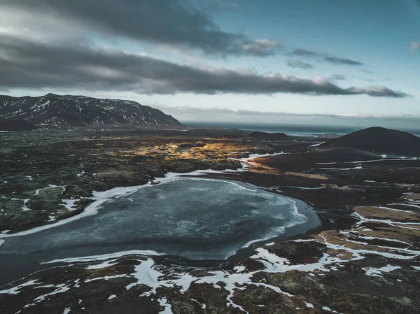 Foto aérea de un dron de un lago vacío una enorme montaña volcánica Snaefellsjokull en la distancia, Reykjavik, Islandia . —  Fotos de Stock