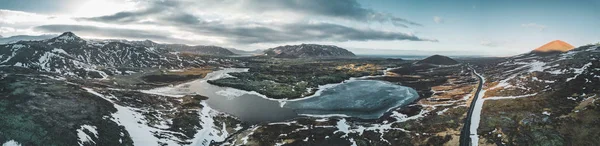 Légi drone fotó egy üres tó és utcai highway 1, és a hatalmas vulkanikus hegy Snaefellsjokull a távolban, Reykjavik, Izland. — Stock Fotó