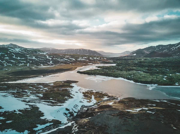 Foto drone aereo di un lago vuoto una montagna vulcanica enorme Snaefellsjokull in lontananza, Reykjavik, Islanda . — Foto Stock