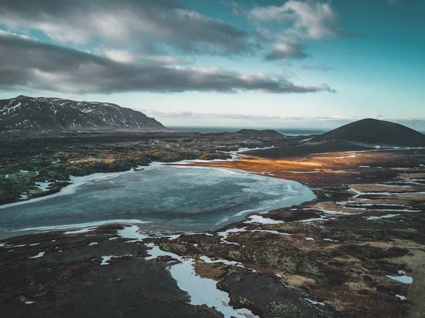Foto drone aereo di un lago vuoto una montagna vulcanica enorme Snaefellsjokull in lontananza, Reykjavik, Islanda . — Foto Stock