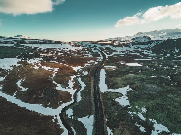 Photo aérienne par drone d'un lac vide et de l'autoroute 1 avec une énorme montagne volcanique Snaefellsjokull au loin, Reykjavik, Islande . — Photo