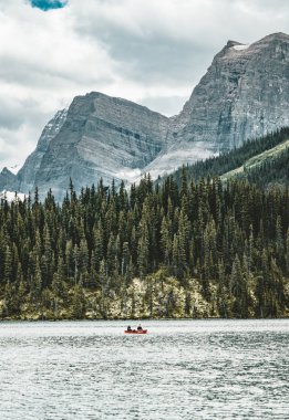 jasper national park, alberta, Kanada Kanada Rocky Dağları bir fon ile yaz aylarında maligne gölde Kano