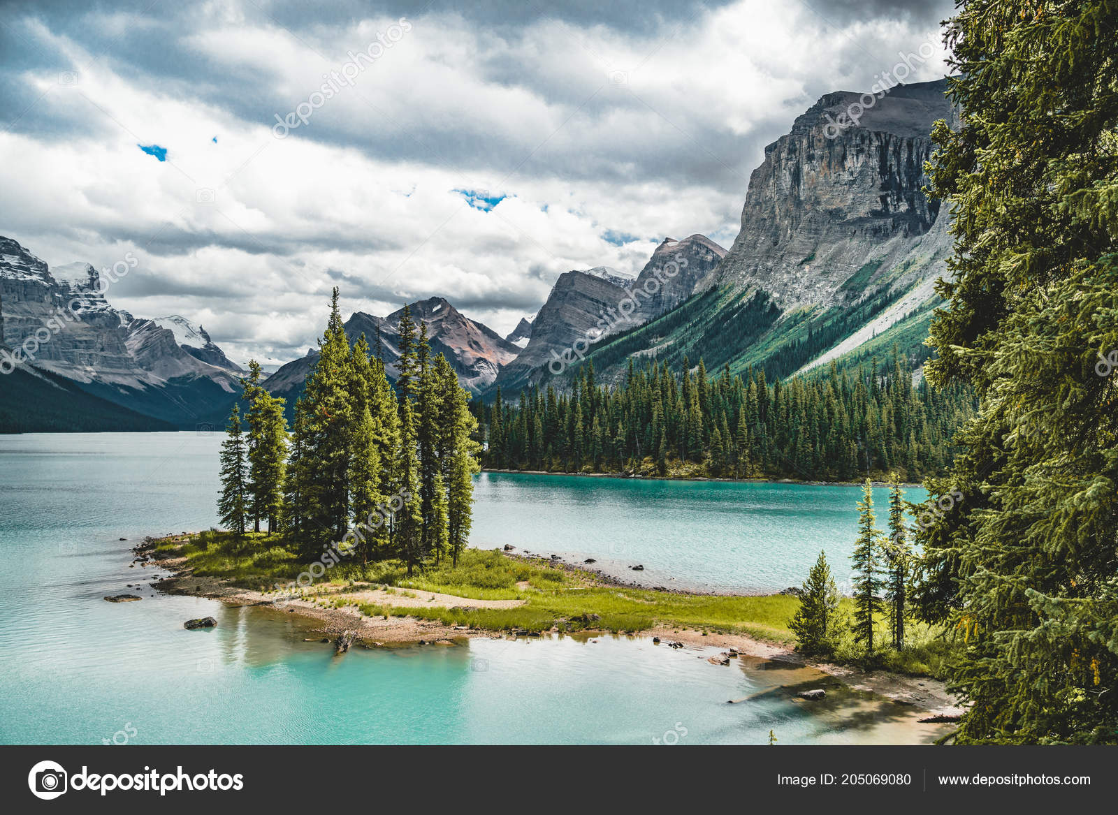 Beautiful Spirit Island In Maligne Lake Jasper National Park Alberta Canada Stock Photo Image By C Mathias Berlin