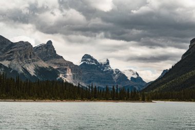 Tepeler Maligne Gölü, Jasper Milli Parkı çevreleyen grand Panorama.