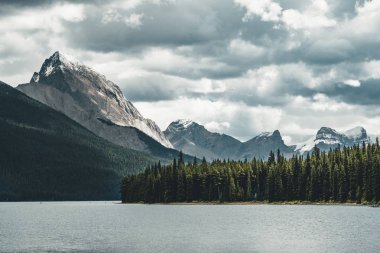 Tepeler Maligne Gölü, Jasper Milli Parkı çevreleyen grand Panorama.