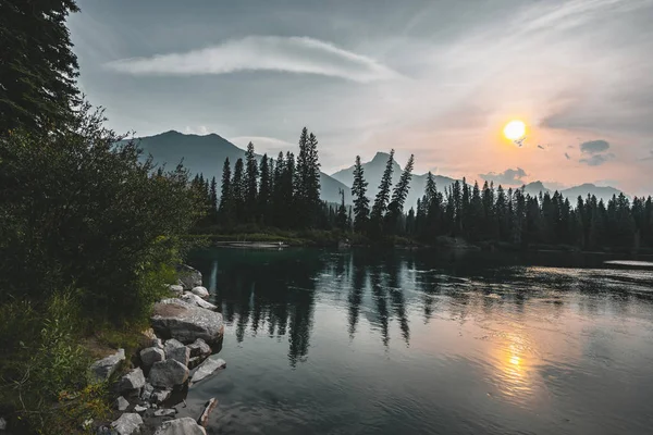 Coucher de soleil panoramique sur la rivière bow trois sœurs, parc national Banff Alberta Canada — Photo