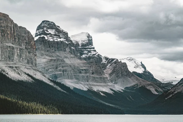 Gran Panorama de los picos circundantes en el lago Maligne, Parque Nacional Jasper . — Foto de Stock