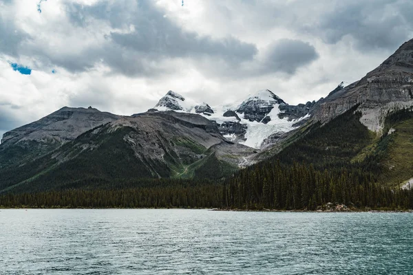 Gran Panorama de los picos circundantes en el lago Maligne, Parque Nacional Jasper . — Foto de Stock