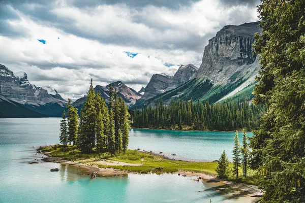 Πανέμορφο νησί πνεύμα Maligne λίμνη, εθνικό πάρκο Jasper, Αλμπέρτα, Καναδάς — Φωτογραφία Αρχείου