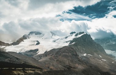 Icefields ağaçlı yol ve Cirrus dağ Banff Ulusal Parkı'nda doğal görünümünü. Banff ve Jasper Milli Parklar seyahat ve Rocky Dağları'nın muhteşem manzaralarına sahiptir.