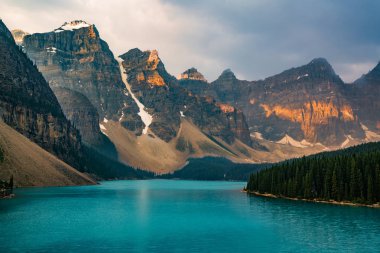 Banff National Park Kanada on doruklarına Vadisi'nde rocky Dağları gündoğumu buzultaş göl günah ile turkuaz suları ile yaktı.