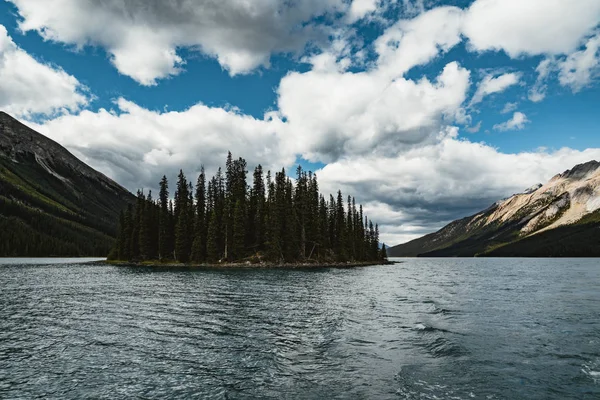 Grande Panorama de picos circundantes no Lago Maligne, Parque Nacional Jasper . — Fotografia de Stock