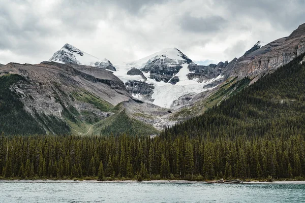 Grande Panorama de picos circundantes no Lago Maligne, Parque Nacional Jasper . — Fotografia de Stock