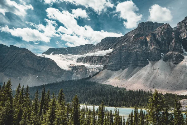 Vista panorámica de la montaña sobre el lago Héctor, Parque Nacional Banff — Foto de Stock