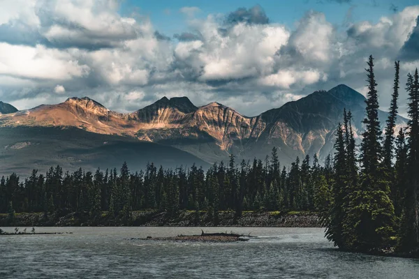 Athabasca řeka teče v kanadských Skalistých horách v Albertě, Kanada — Stock fotografie