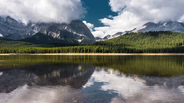 Reflexión con lago y montañas bajas couds colgantes en el Bajo Kananaskis Lago de Peter Lougheed Parque Provincial Kananaskis País Alberta Canadá —  Fotos de Stock