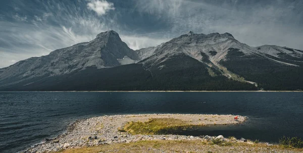 Вид на горы и озеро с деревьями в озере Лоуэр Кананаскис парка Питера Лоугида Страна Кананаскис Альберта Канада — стоковое фото