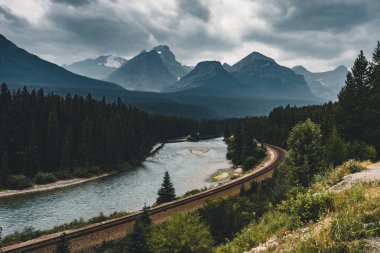 Bulutlar ve ağaçlar ve dağlar, Banff National Park, Alberta Kanada ile doğal Morants eğrisi