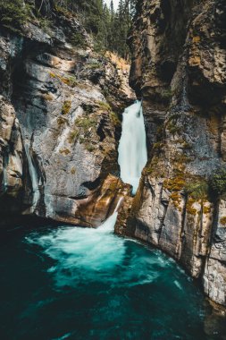 Üst Johnston Kanyon şelale, Banff Nationalpark Kanada Alberta düşüyor.