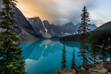 Banff National Park Kanada on doruklarına Vadisi'nde rocky Dağları gündoğumu buzultaş göl günah ile turkuaz suları ile yaktı.