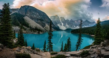 Banff National Park Kanada on doruklarına Vadisi'nde rocky Dağları Panorama görünüm gündoğumu buzultaş göl günah ile turkuaz suları ile yaktı.