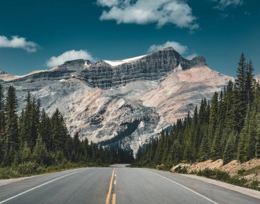 Boş Icefields Parkway Street dağ manzara Banff Ulusal Parkı'nda.