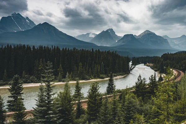 Festői Morants görbe, felhők és a fák és a hegyek, Banff National Park, Alberta Kanada — Stock Fotó