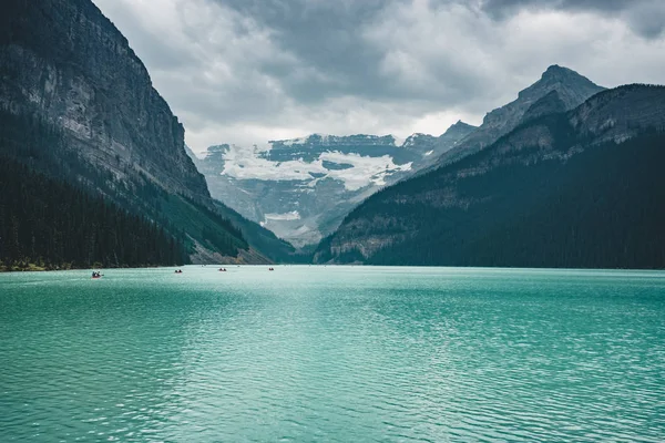 Hermosa naturaleza del lago Louise en primer plano y montaña en el fondo en el Parque Nacional Banff, Canadá Alberta . — Foto de Stock