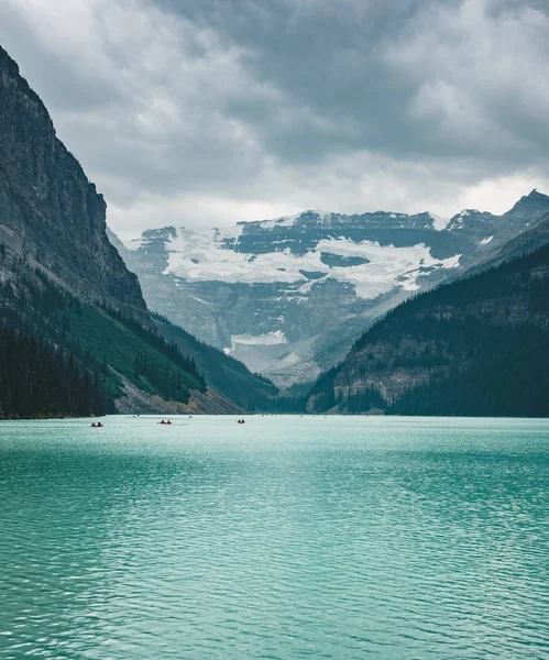 Hermosa naturaleza del lago Louise en primer plano y montaña en el fondo en el Parque Nacional Banff, Canadá Alberta . — Foto de Stock