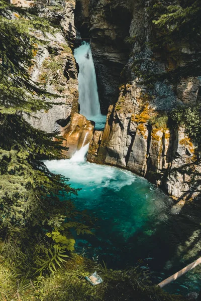 Upper falls Johnston Canyon Waterfall, Banff Nationalpark Canadá Alberta . — Foto de Stock