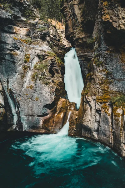 Upper falls Johnston Canyon Waterfall, Banff Nationalpark Canadá Alberta . — Foto de Stock