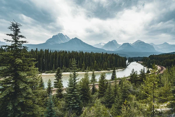 Festői Morants görbe, felhők és a fák és a hegyek, Banff National Park, Alberta Kanada — Stock Fotó