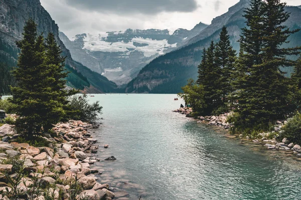Όμορφη φύση της Λίμνη Λουίζ σε πρώτο πλάνο και το βουνό στο παρασκήνιο σε Εθνικό Πάρκο Μπανφ, Καναδάς Αλμπέρτα. — Φωτογραφία Αρχείου