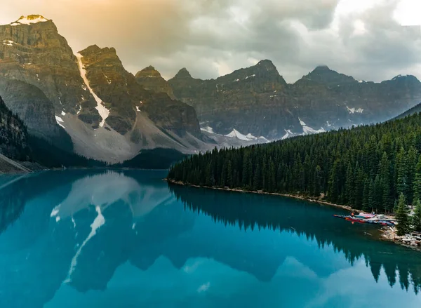 Salida del sol con aguas turquesas del lago Moraine con montañas rocosas iluminadas por el pecado en el Parque Nacional Banff de Canadá en el Valle de los diez picos . — Foto de Stock