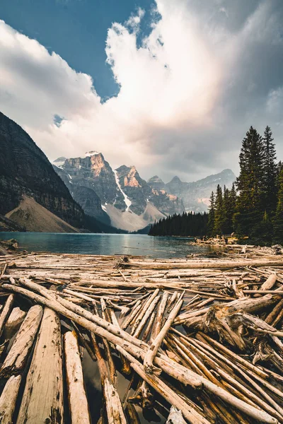 Lever de soleil avec des eaux turquoise du lac Moraine avec des montagnes rocheuses éclairées par le péché dans le parc national du Canada Banff dans la vallée des dix sommets . — Photo