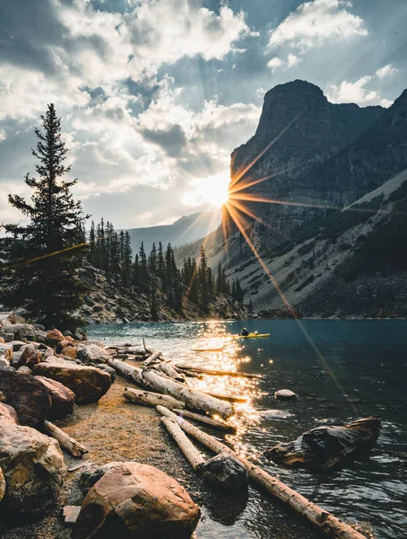 Sunrise with turquoise waters of the Moraine lake with sin lit rocky mountains in Banff National Park of Canada in Valley of the ten peaks. — Stock Photo, Image