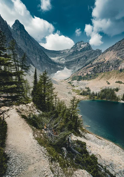 サドルとバンフ国立公園 - アルバータ州、カナダの湖アグネスをマウントします。. — ストック写真