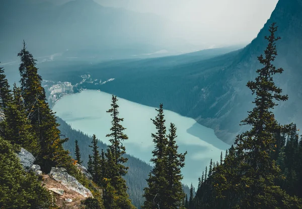 Pohled na jezero Louise z úlu hory v národním parku Banff — Stock fotografie