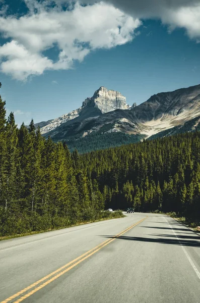 Icefields vazios Parkway Street com Mountain Panorama em Banff N — Fotografia de Stock